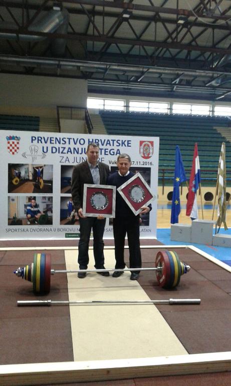 dosadasnji-predsjednik-hds-a-damjan-krklec-mi-urucuje-priznanja-za-klub-i-mene